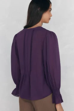 Blusa romântica com folho