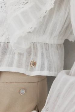 Blusa romântica com folho