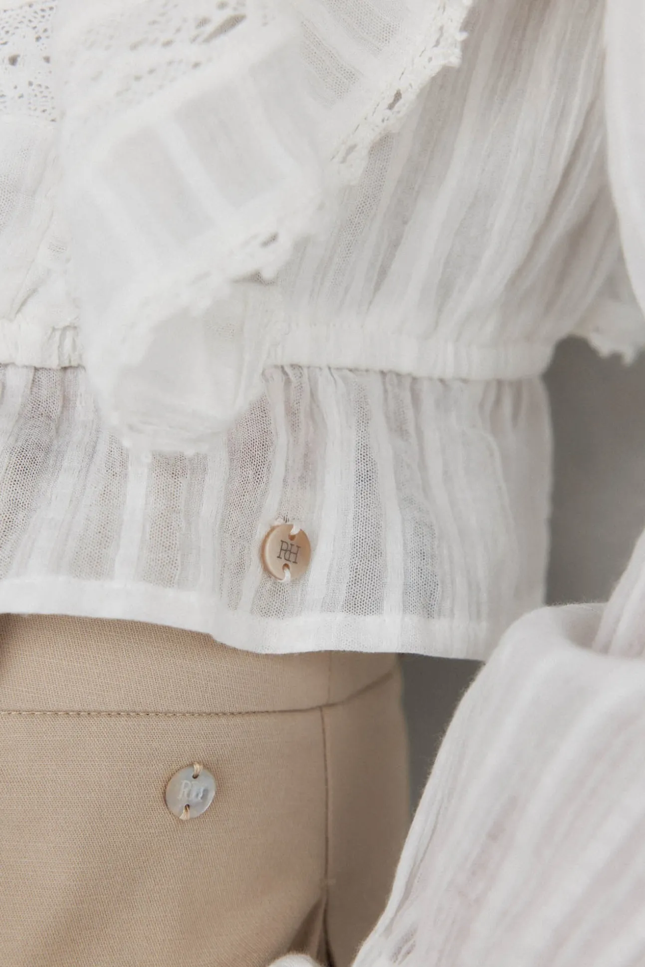 Blusa romântica com folho