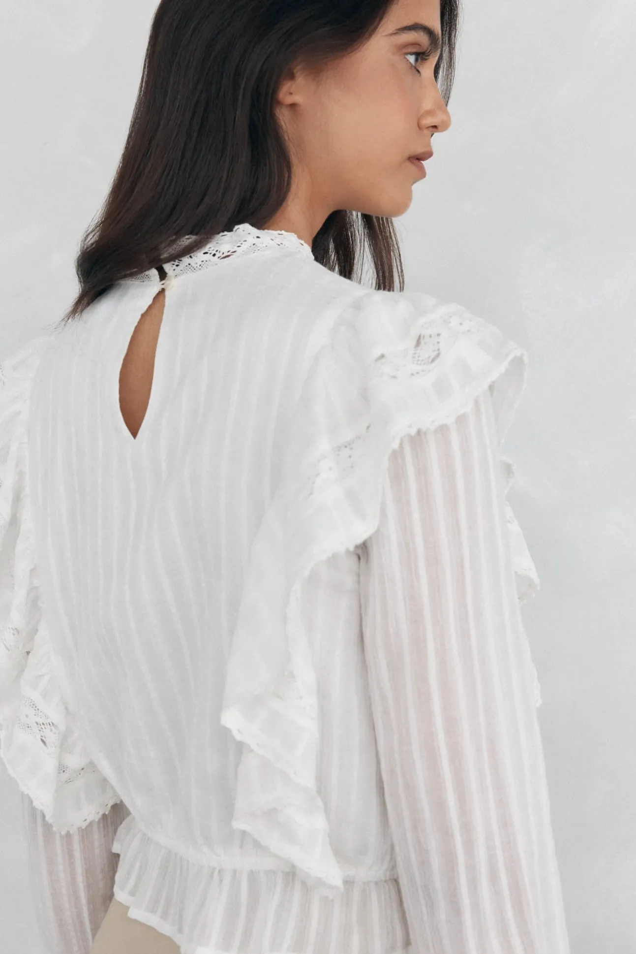 Blusa romântica com folho