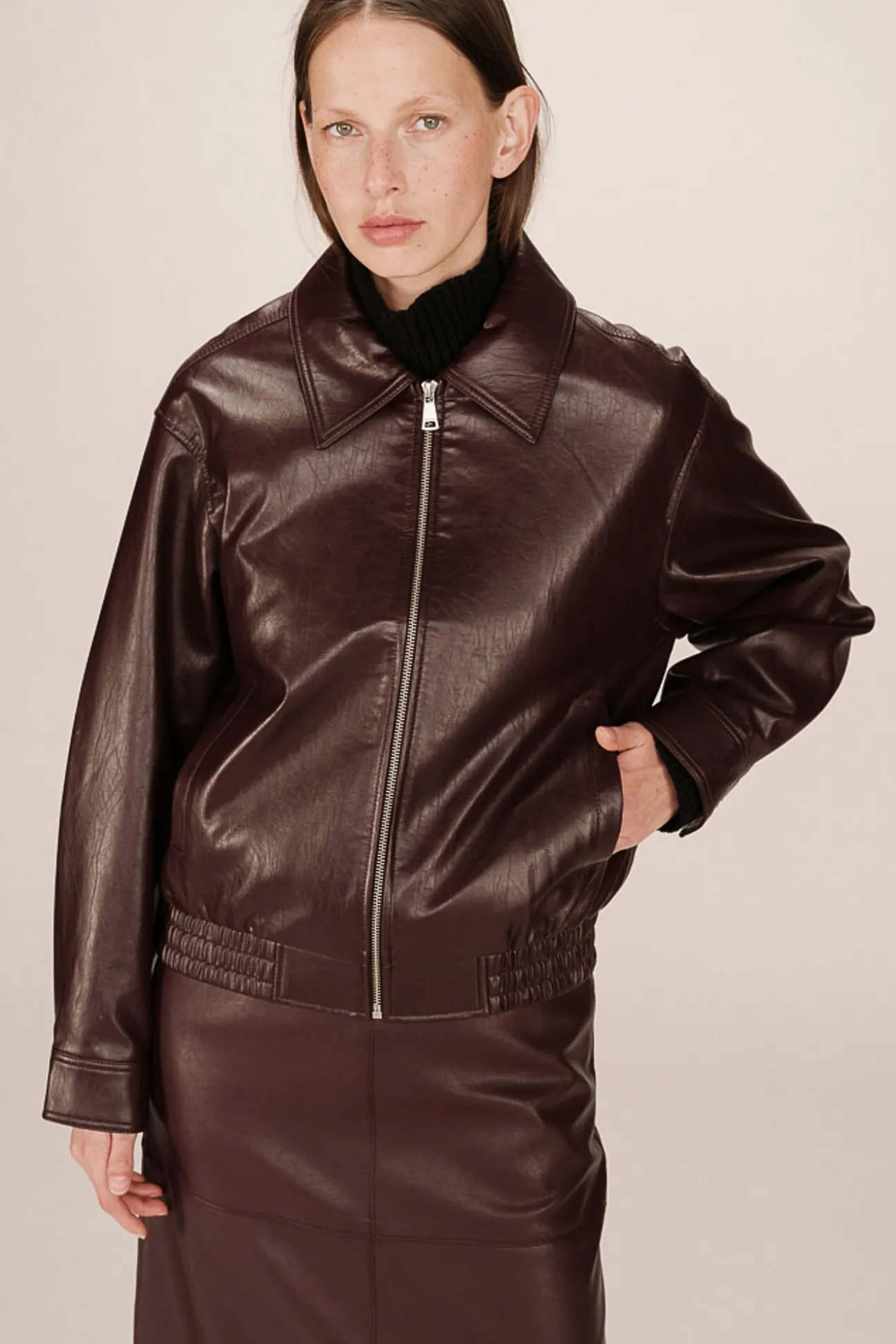 Blusão bomber oversized de couro marrom