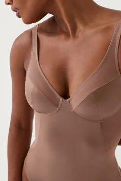 Body modelador de tule de cetim e tanga de compressão de cetim