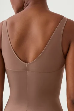 Body modelador de tule de cetim e tanga de compressão de cetim
