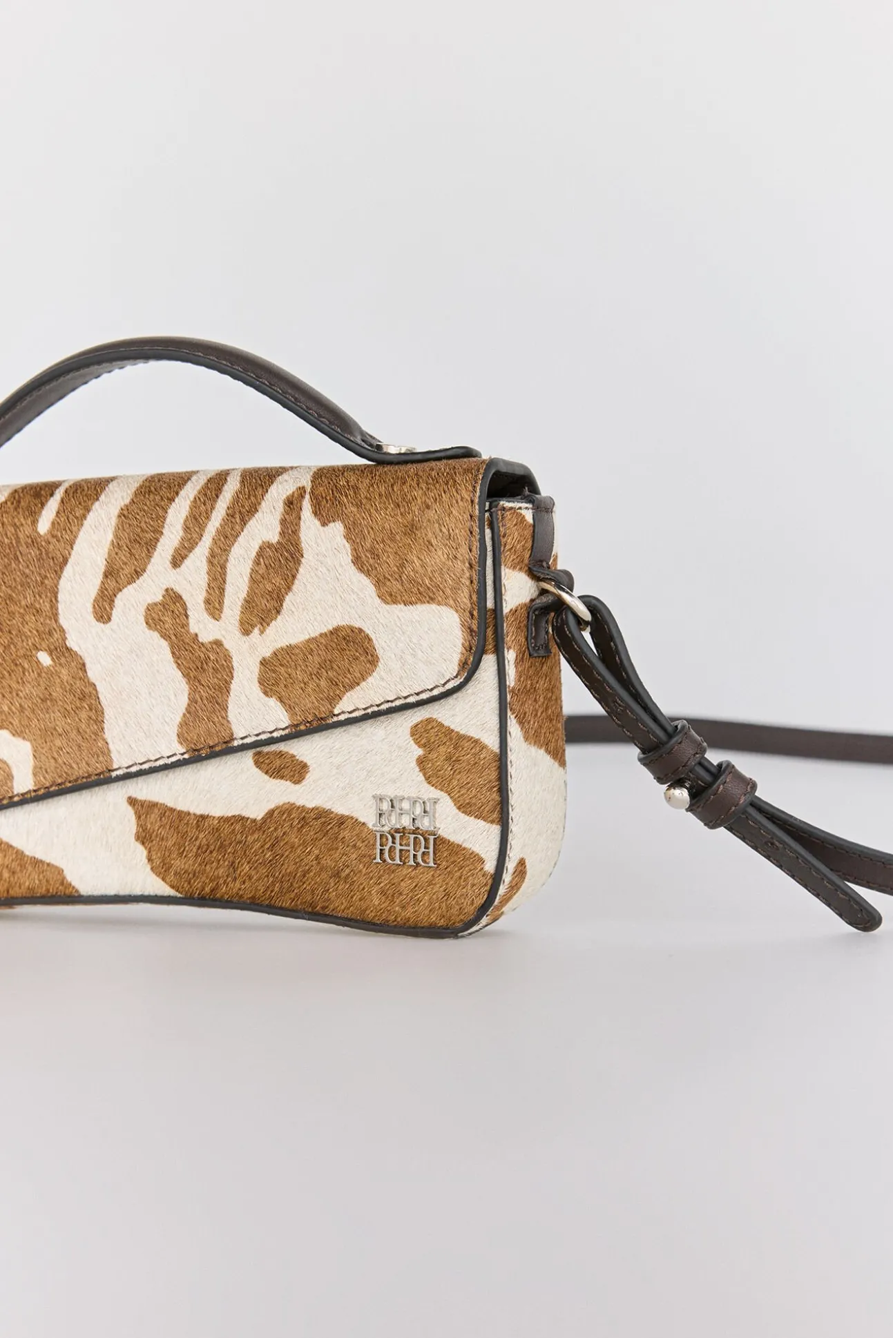 Bolsa de mala de tiracolo com estampado de vaca marrom (pele)