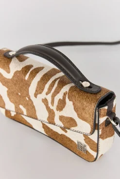 Bolsa de mala de tiracolo com estampado de vaca marrom (pele)