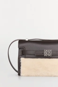 Bolsa de ombro convertível em pele de carneiro