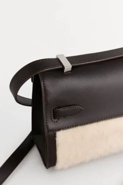 Bolsa de ombro convertível em pele de carneiro