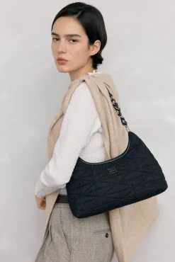 Bolsa hobo acolchoada com alça de pele e corrente