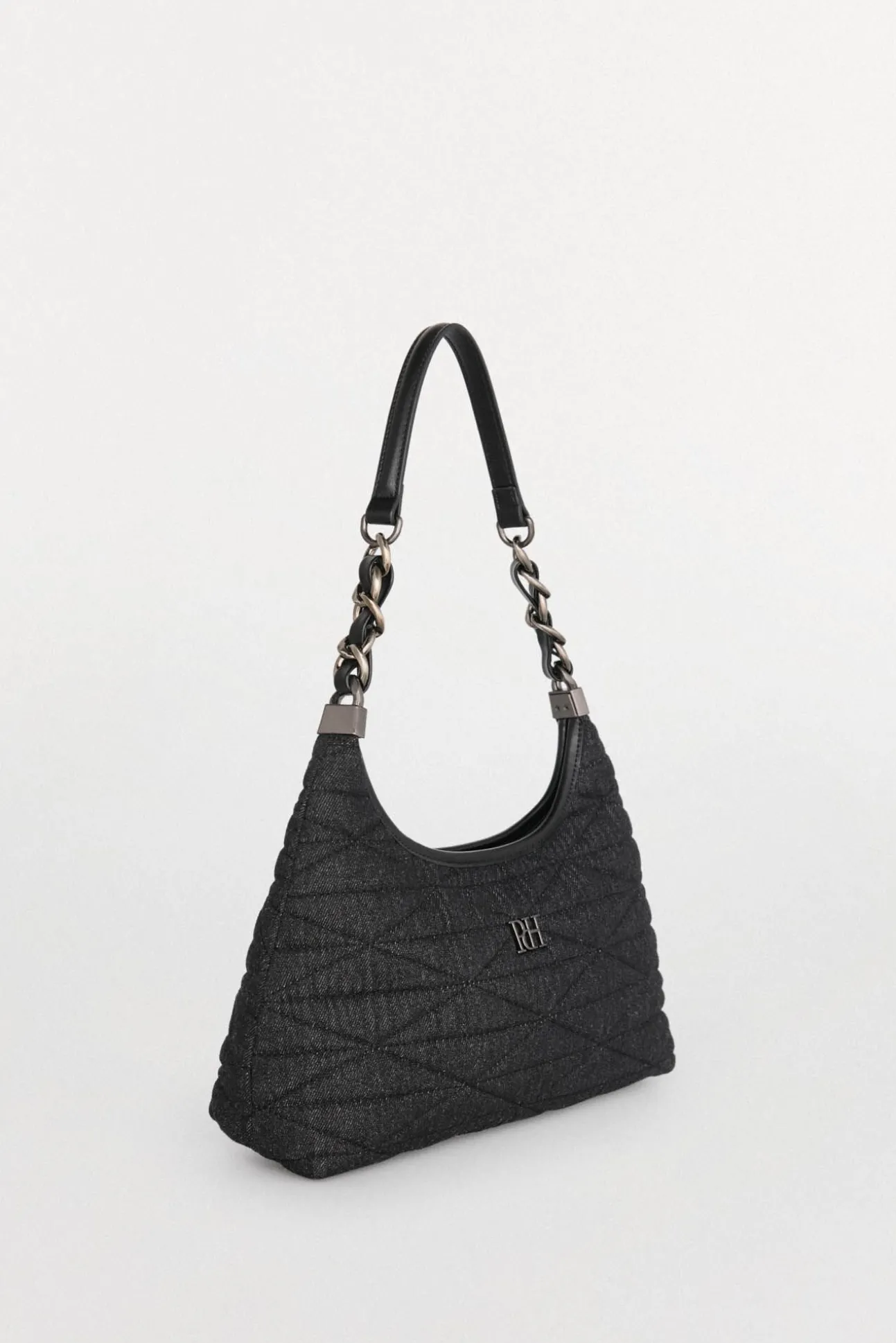 Bolsa hobo acolchoada com alça de pele e corrente