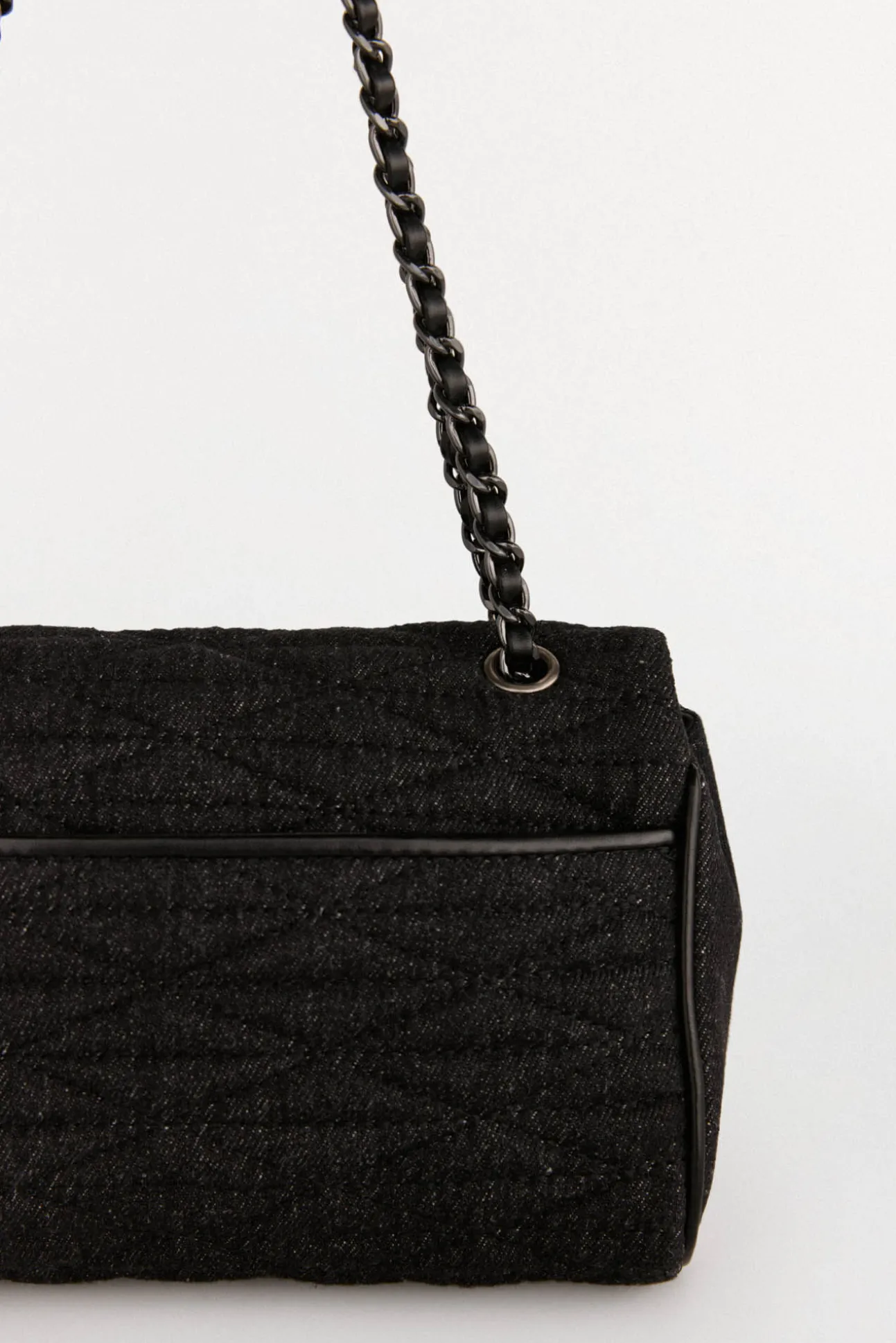 Bolsa mala de tiracolo acolchoada com corrente