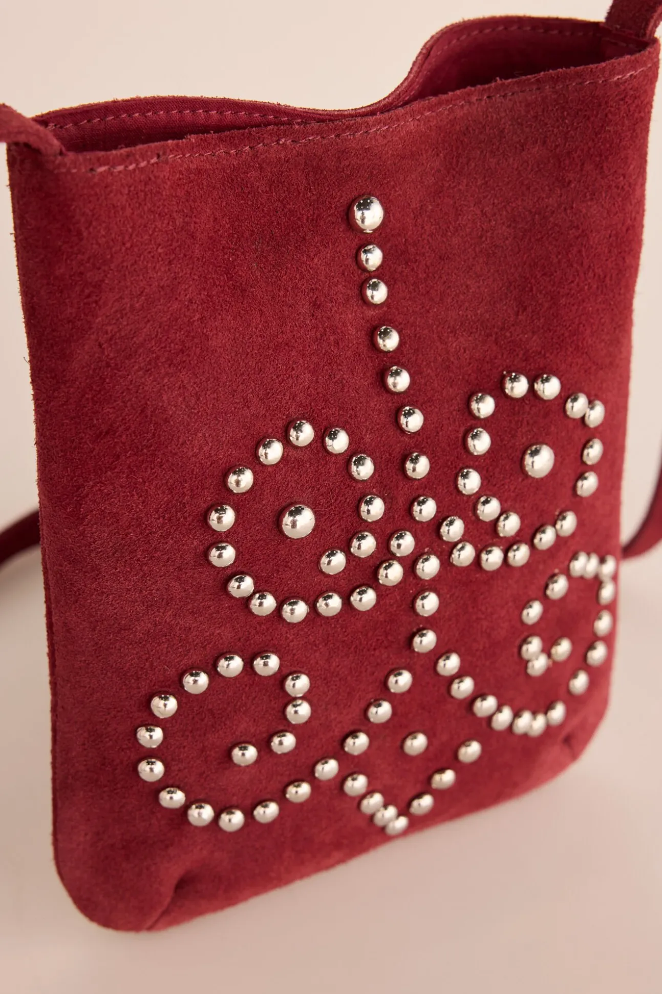 Bolsa para telefone com tachas