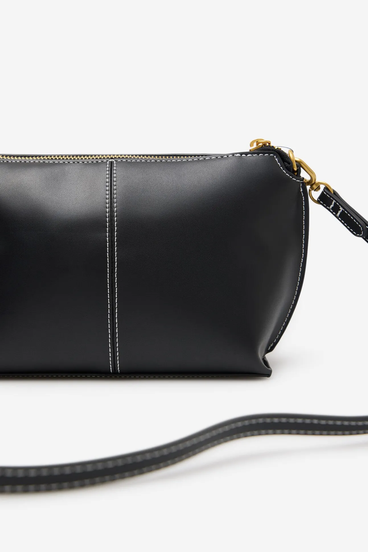 Bolsa tiracolo básica com costura
