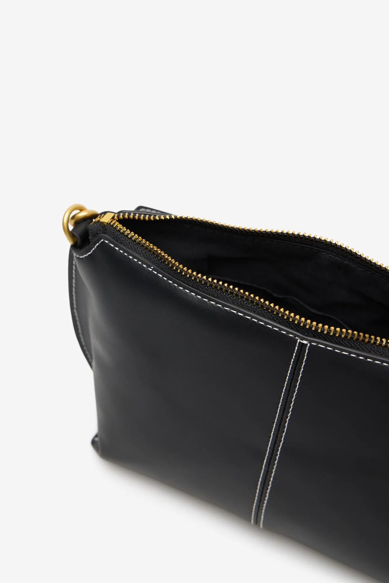 Bolsa tiracolo básica com costura
