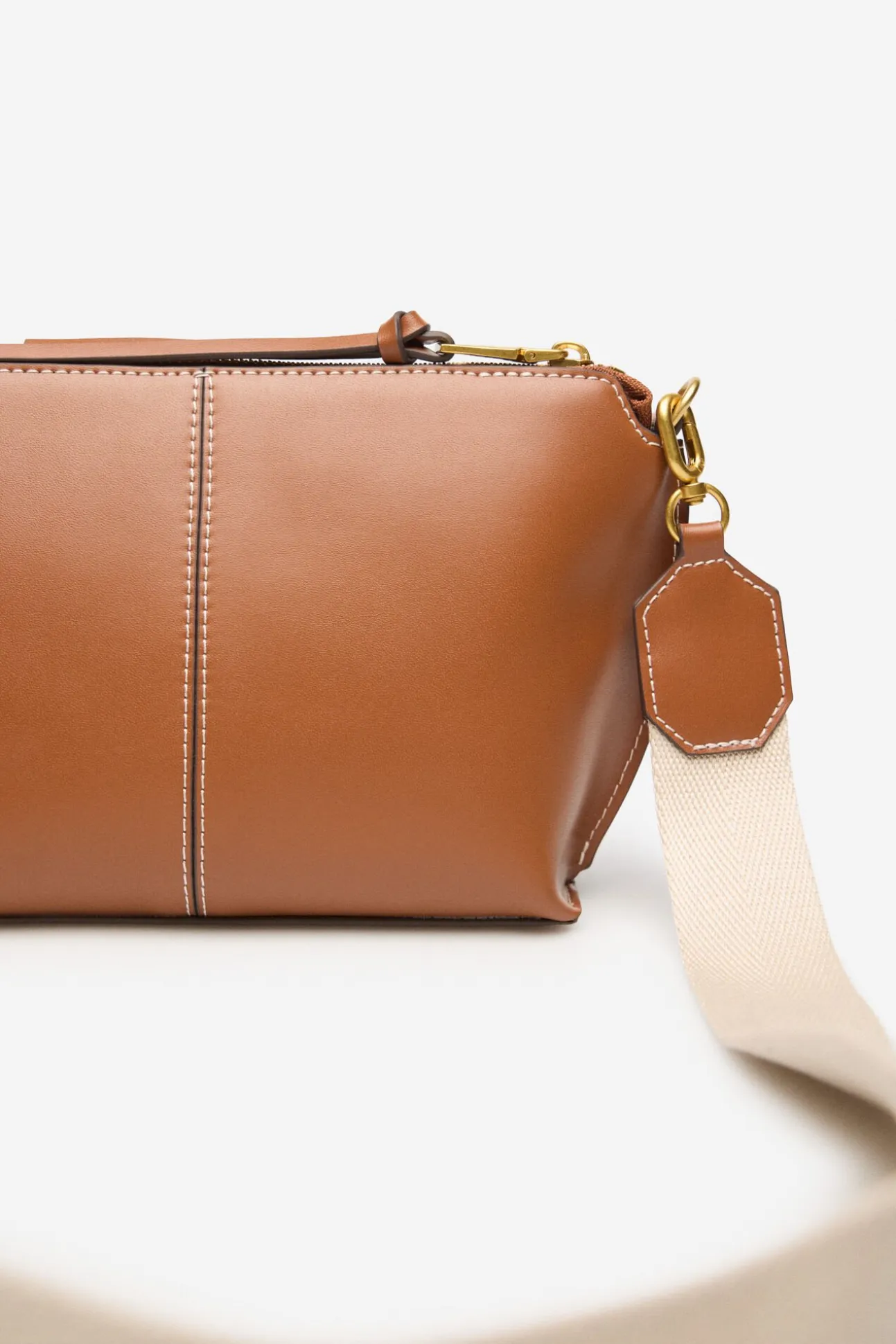 Bolsa tiracolo básica com costura