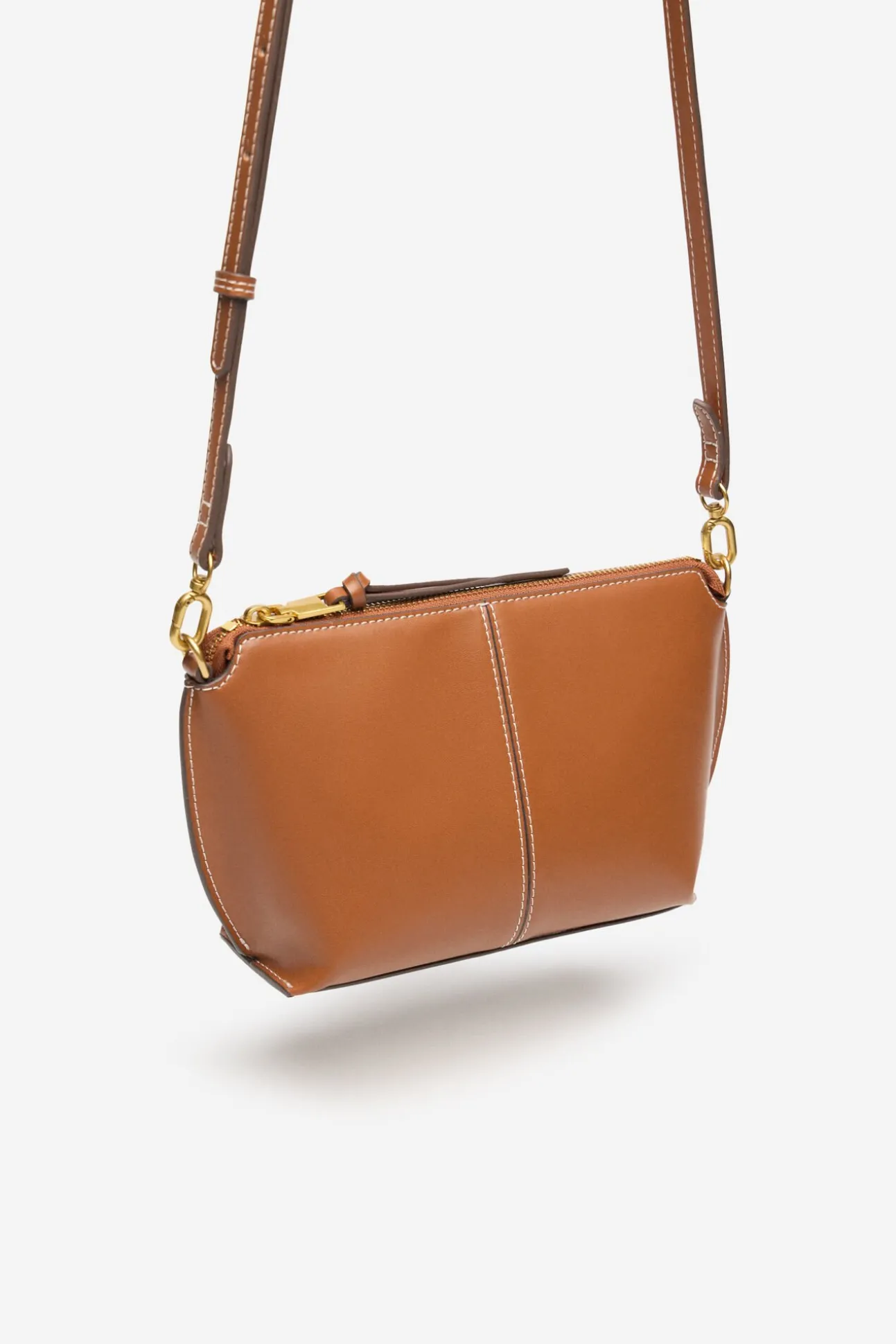 Bolsa tiracolo básica com costura