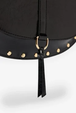 Bolsa transversal com lapela e alças