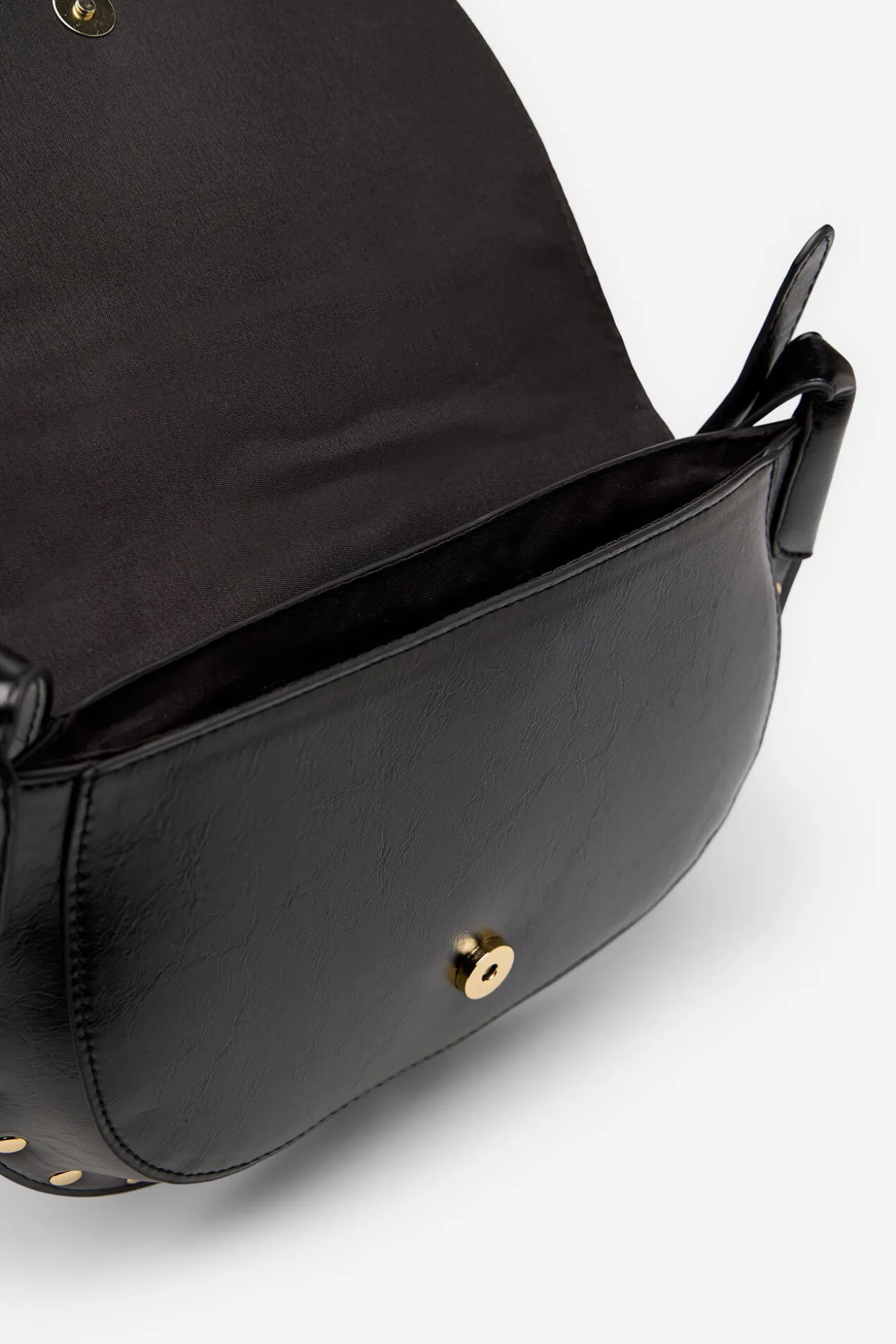 Bolsa transversal com lapela e alças
