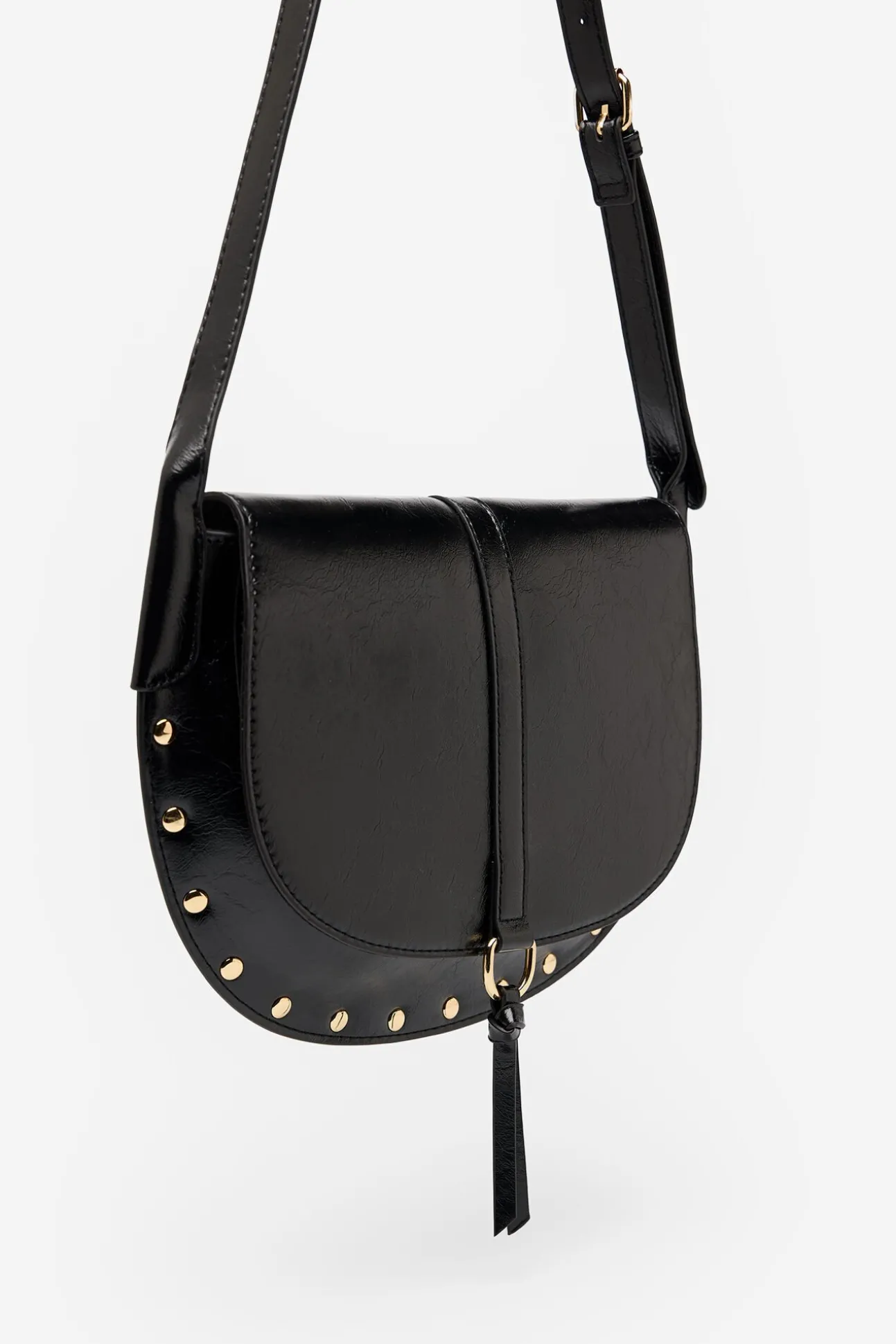 Bolsa transversal com lapela e alças