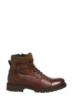 Bota com fivela de pele
