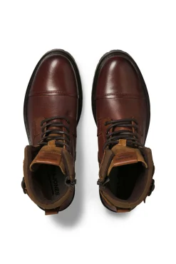 Bota com fivela de pele
