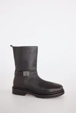 Bota de cano curto de pele com fivela de logo