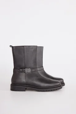 Bota de cano curto de pele com fivela de logo