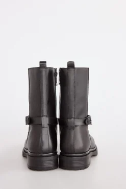 Bota de cano curto de pele com fivela de logo