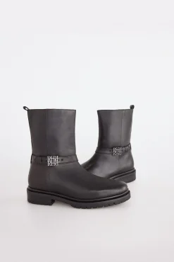 Bota de cano curto de pele com fivela de logo