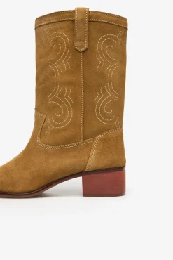 Bota de croute com costuras contrastantes