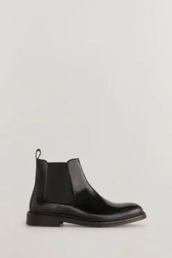 Bota de pele com elásticos laterais