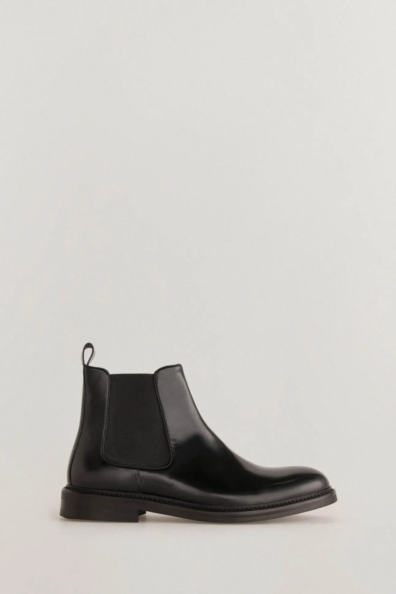 Bota de pele com elásticos laterais