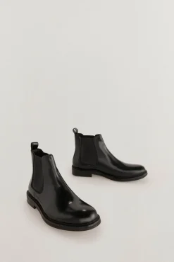 Bota de pele com elásticos laterais