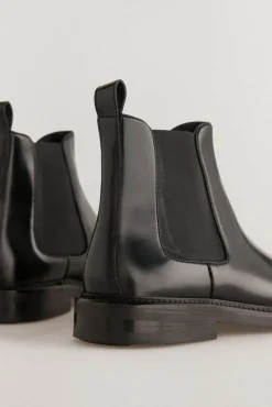 Bota de pele com elásticos laterais