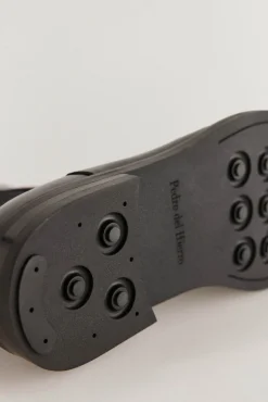 Bota de pele com elásticos laterais