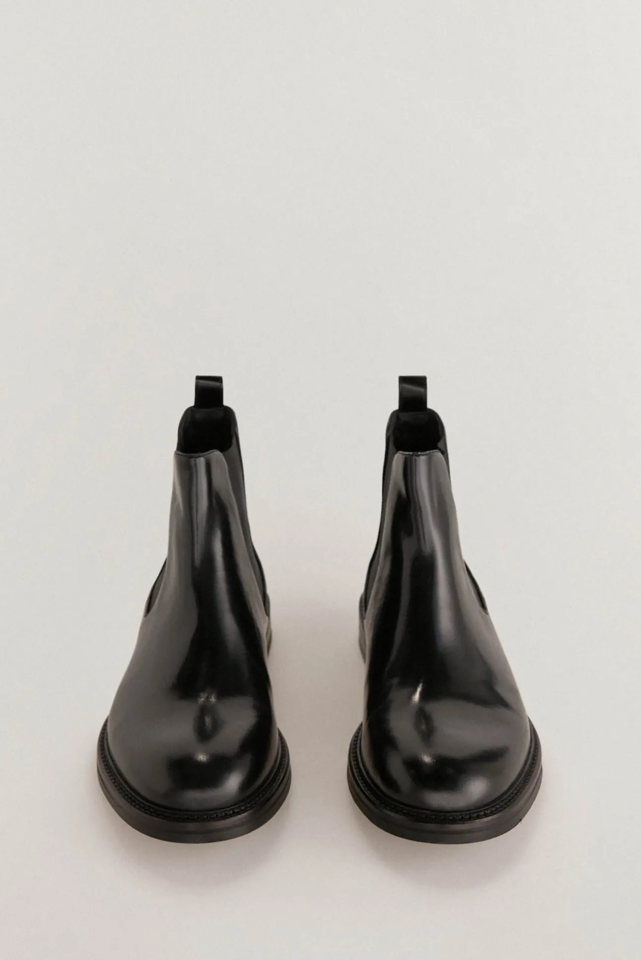 Bota de pele com elásticos laterais