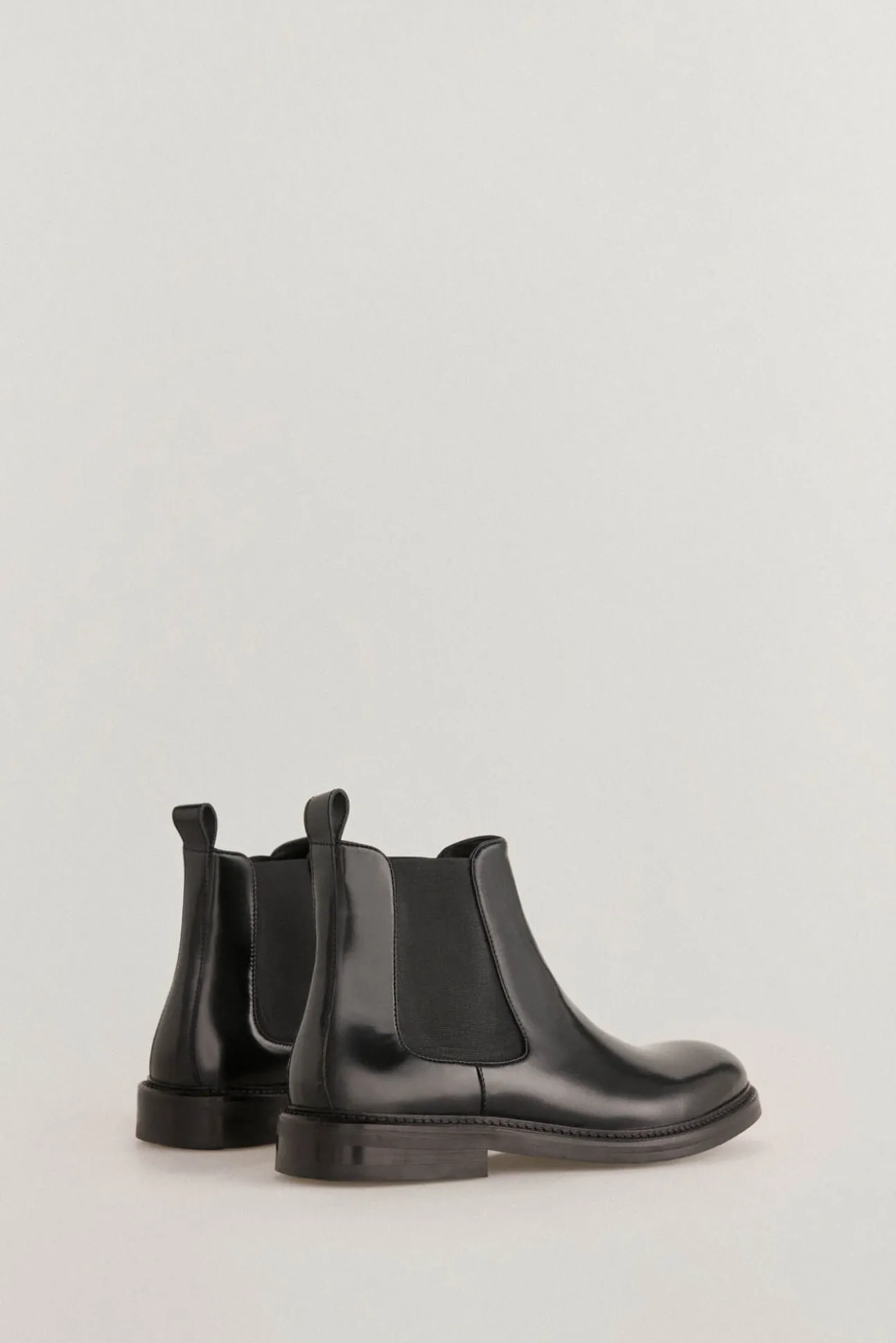 Bota de pele com elásticos laterais