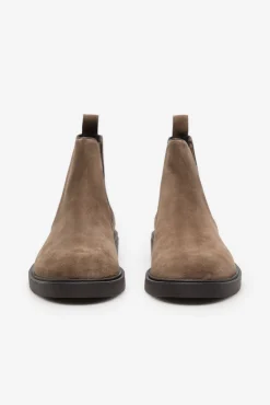 Bota de pele com elásticos laterais