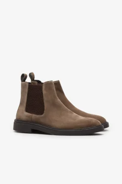 Bota de pele com elásticos laterais
