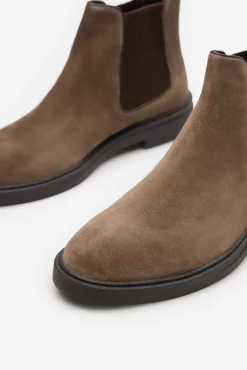 Bota de pele com elásticos laterais