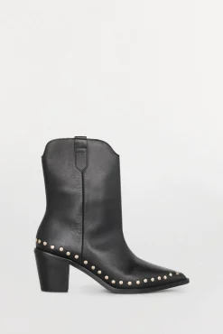 Bota de salto cravejado em pele