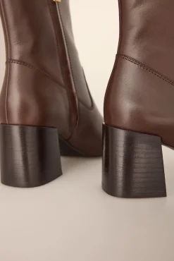 Bota de salto em Botins napa