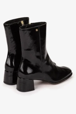 Bota de salto médio em couro botim