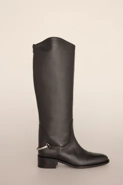 Bota equestre com detalhe metálico