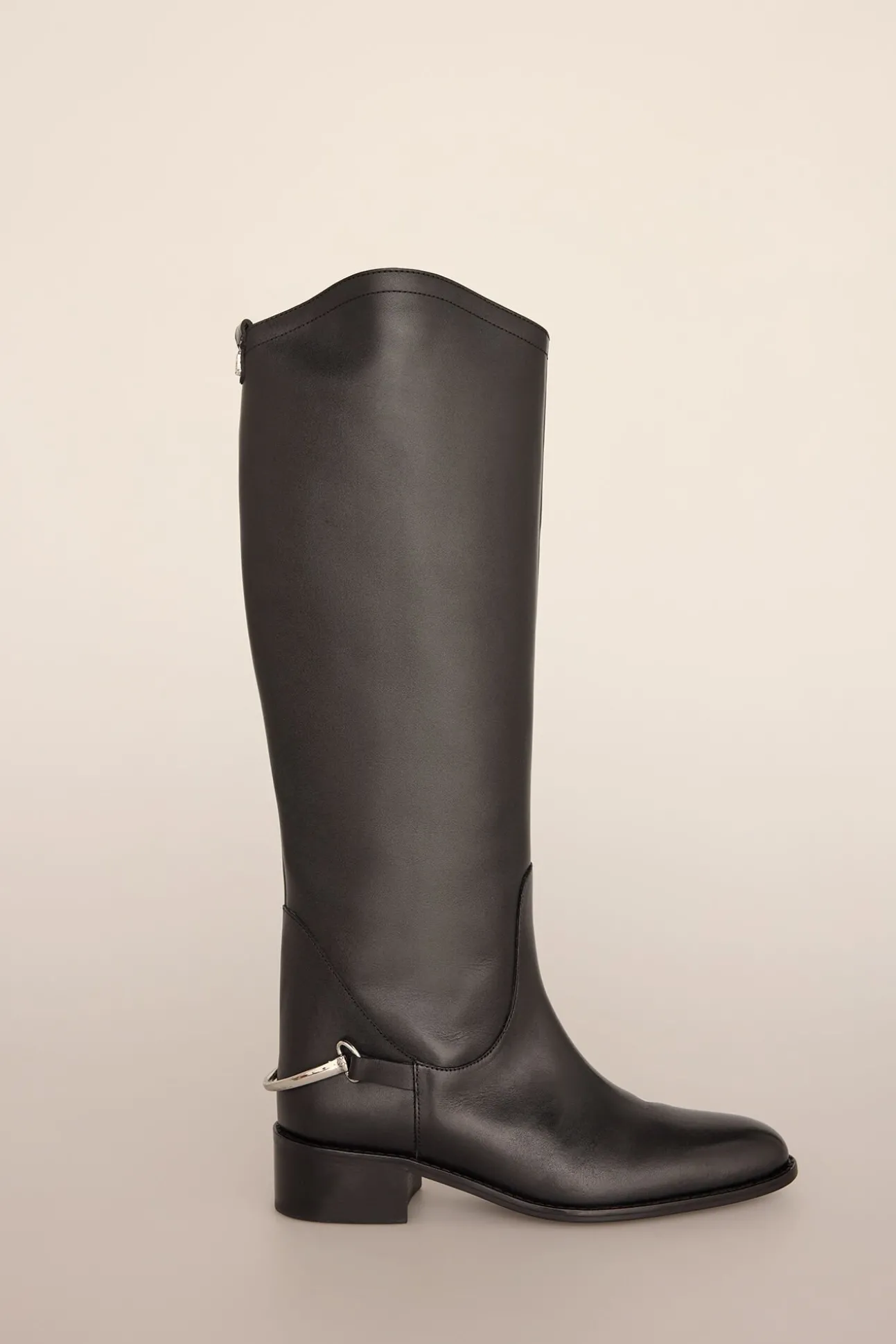 Bota equestre com detalhe metálico