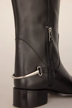 Bota equestre com detalhe metálico