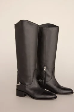 Bota equestre com detalhe metálico