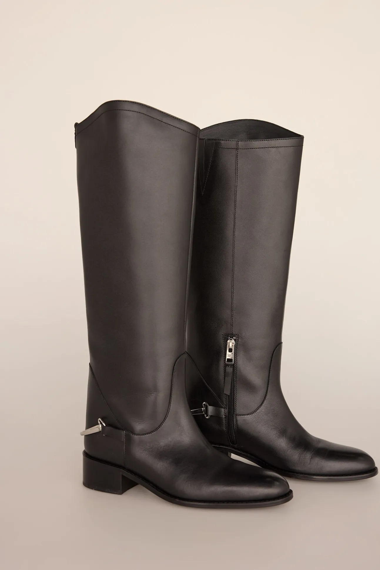 Bota equestre com detalhe metálico