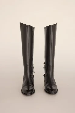 Bota equestre com detalhe metálico