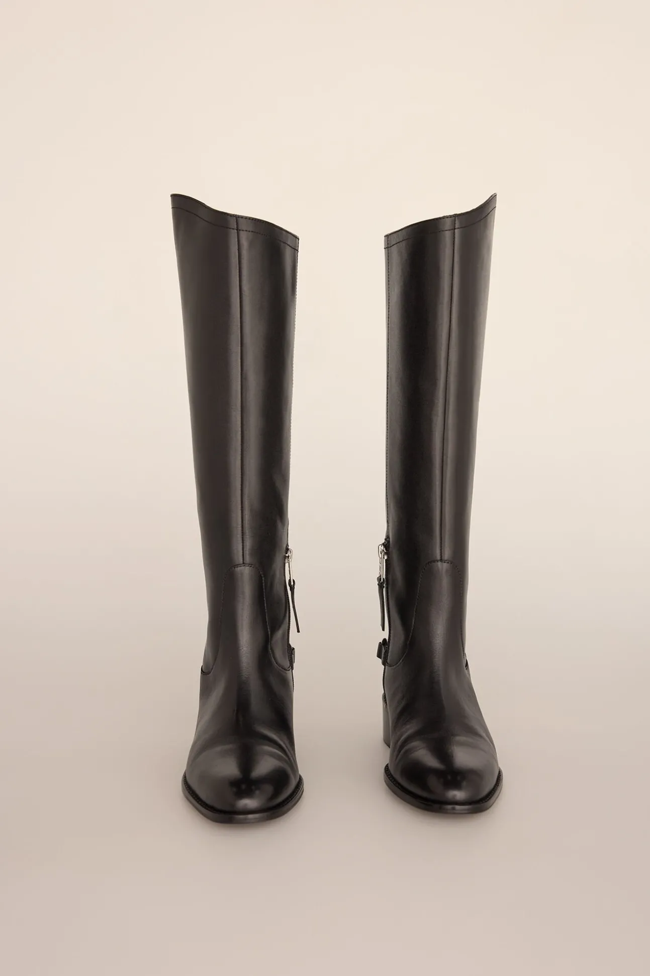 Bota equestre com detalhe metálico