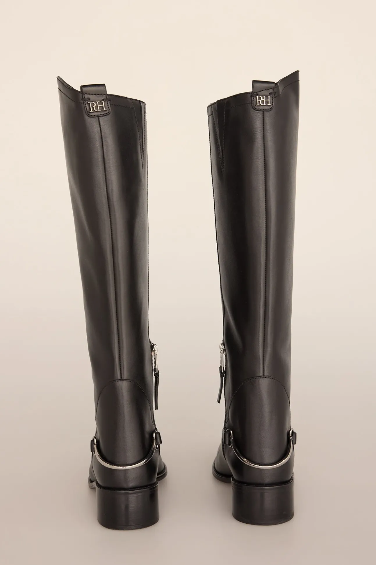 Bota equestre com detalhe metálico